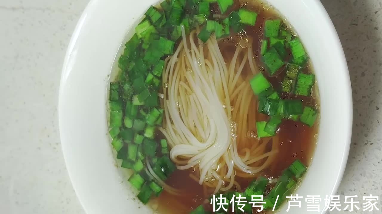 荷包蛋|清汤素面，汤头鲜美面条滑溜，任何时候吃都不给肠胃添“负担”！