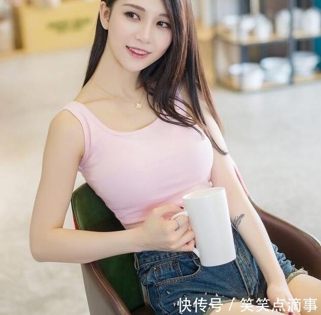 年轻靓丽的牛仔裤女孩,展现出自信女神的气质