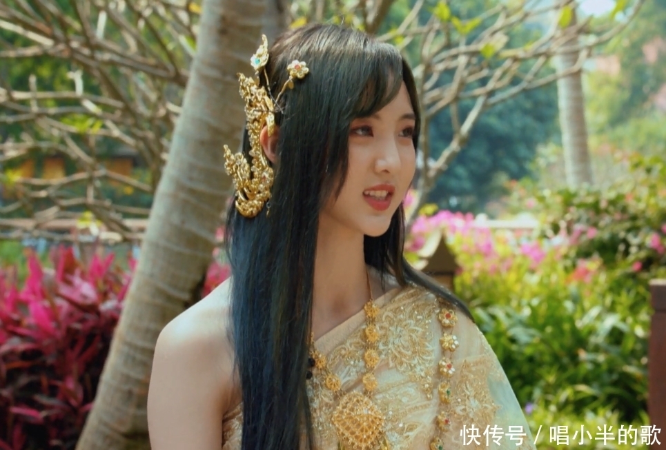 赞多见学姐,又换衣服又喷香水,米卡见学姐,害羞到耳朵发红