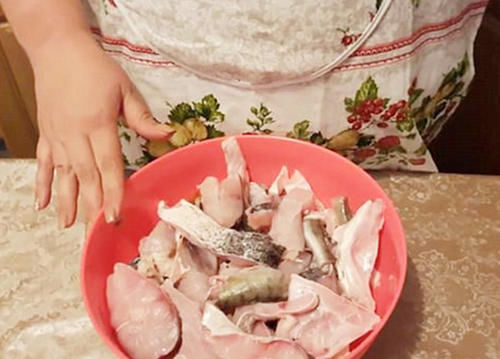 女孩把10斤鱼,切好塞玻璃瓶里,不加一滴水,半年后打开“懵”了