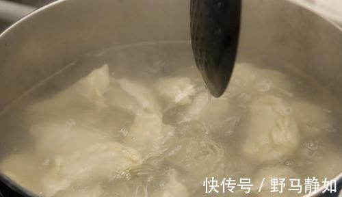 好吃|煮饺子,最忌水开直接下锅煮,牢记4点,饺子劲道好吃不破皮