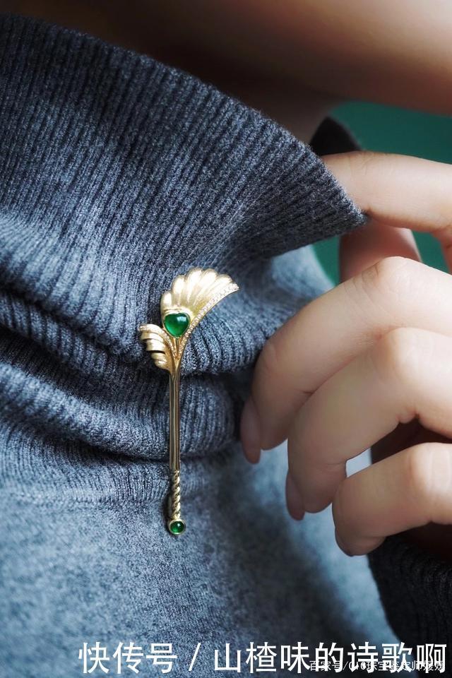 胸针是冬季服饰必备的点缀,但有两个关键点要考虑,你选对了吗