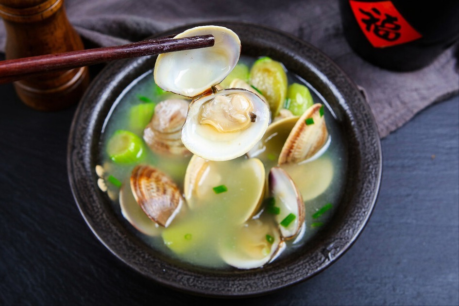 浸泡|做丝瓜汤,切记不要直接下锅,掌握这1步,汤鲜味美,颜色不变黑