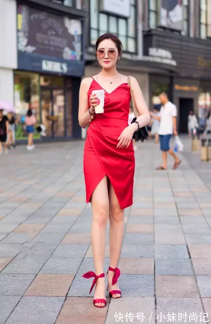 小姐姐 一双高跟鞋穿搭脚上,让女性的搭配更显魅力