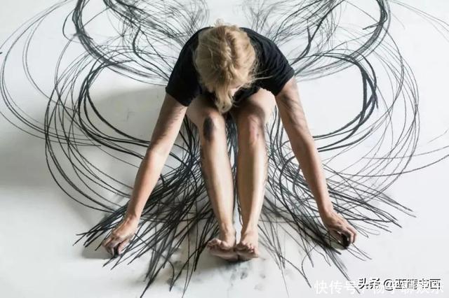 她是美院女学生,用自己的身体在纸上画画,却被认为是在恶搞