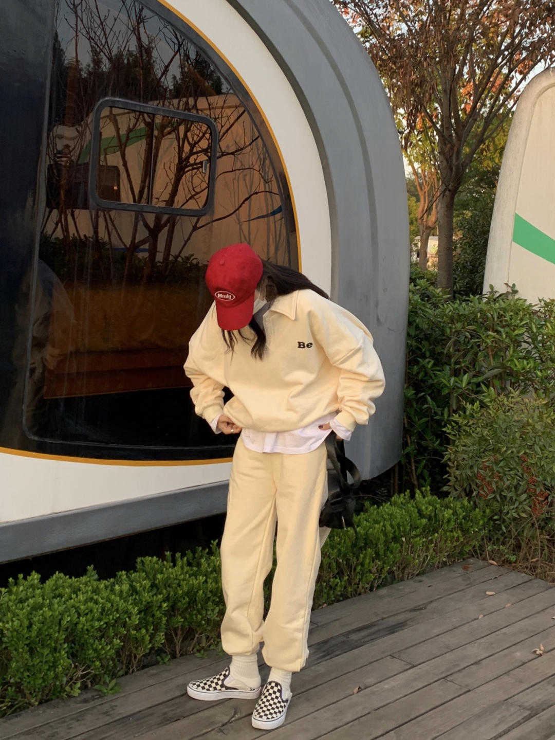 米黄色|别再说冬季单品穿不出减龄效果了!码住这四套造型,唯美又有气质