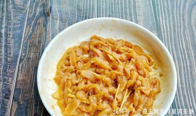 鸡丝炒芹菜,五分钟快手家常菜,鸡肉嫩滑不柴,芹菜脆口不塞牙