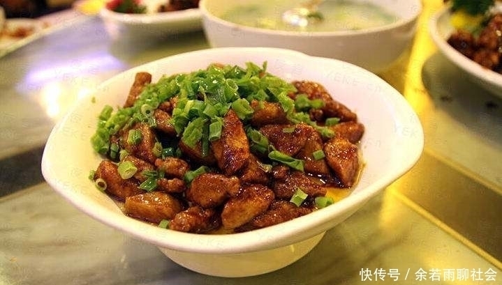 老板|男子餐馆吃饭，每次都点同样的菜，一个月后，老板脸色大变