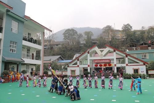  北川坝底小学接受绵阳市艺术团创建验收