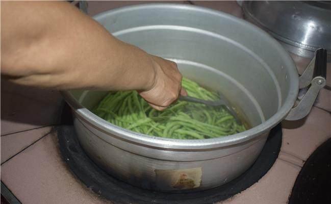 保鲜|农村大妈把几十斤豆角这样做，保鲜三年稀罕土物比牛羊肉珍贵