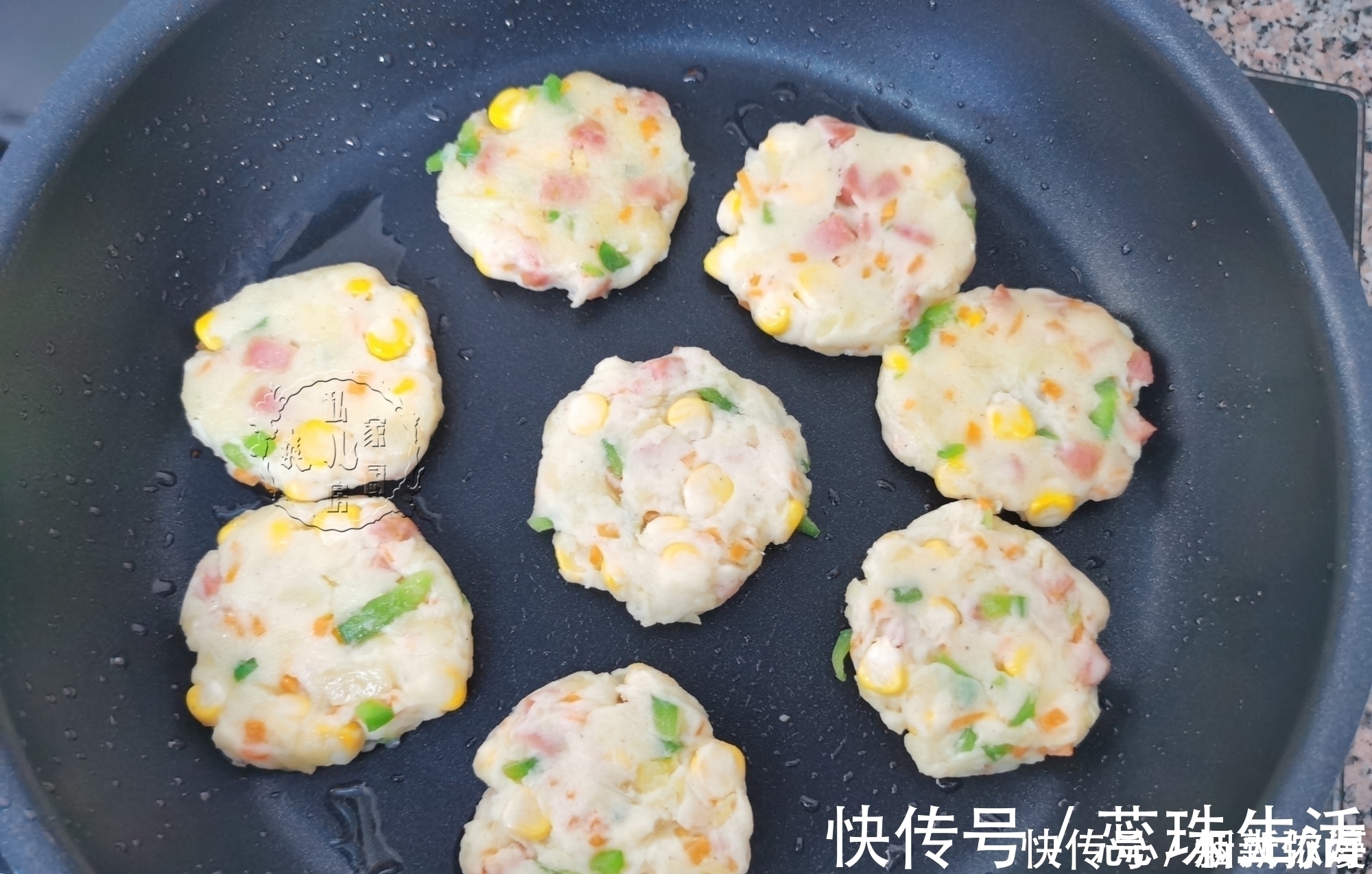 土豆别在炖着吃,加2个鸡蛋,简单一煎,外皮酥脆,孩子超爱吃