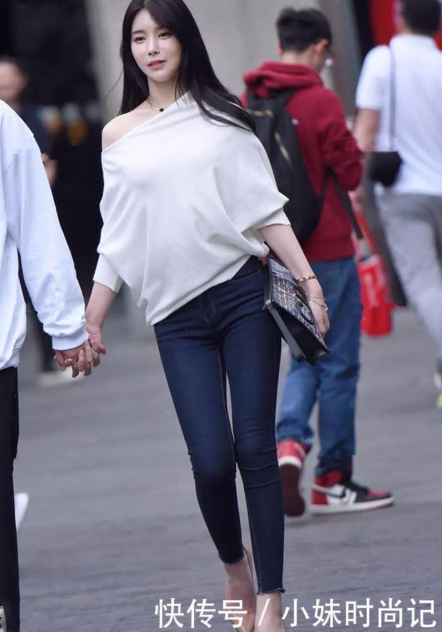 时髦|时尚穿搭:白色斜肩上衣搭配深色牛仔裤,时髦性感,清纯动人