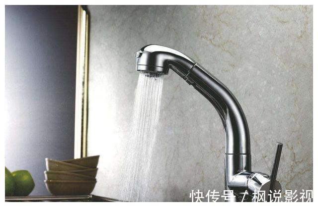 洗碗|厨房装这种新型水龙头,做饭洗碗方便多了,以后我家也要这样装