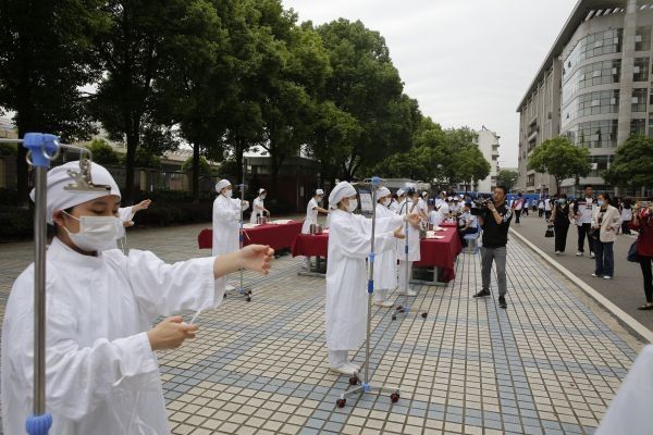 手机|在鸡蛋上钻眼，在手机上打孔……中职学校技能节场面“惊险”