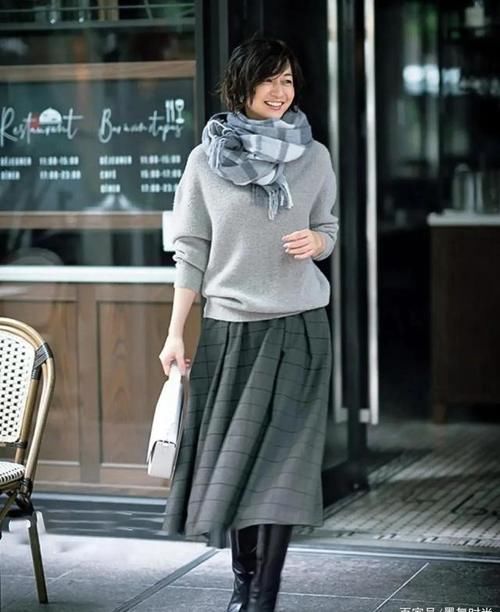 50岁女人别总穿打底裤，学学日本主妇的穿搭，减龄又显气质