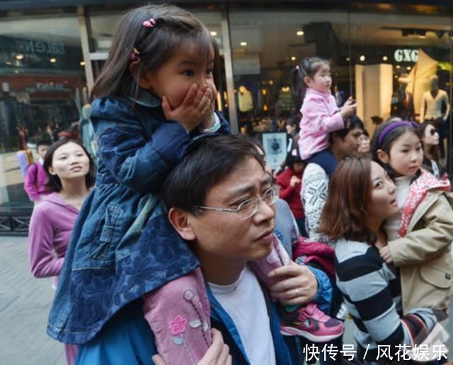 女儿|女儿逛街想要抱抱,“懒爸”的做法让人笑喷了,网友:亲生的