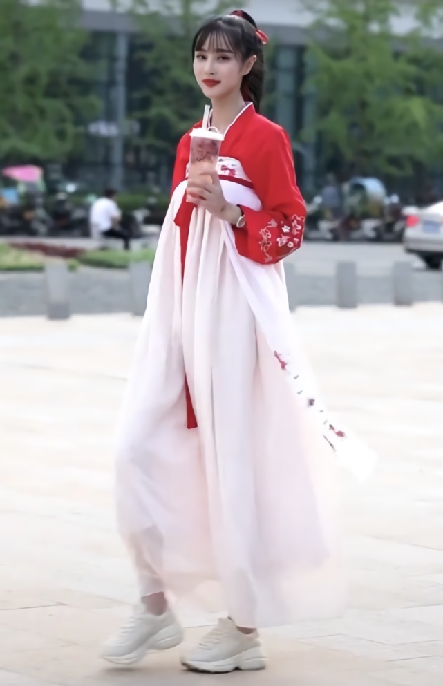 搭配|小姐姐的腿到底有多长这汉服我穿身上能拖地,她却只露脚踝!