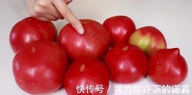 买西红柿要选“母”的，顶部看一眼就辨出，不怕挑到催熟的西红柿