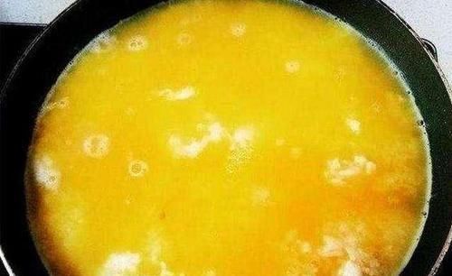 蒸米饭时打上一层鸡蛋,老爸觉得太浪费,吃了几口后根本停不下来