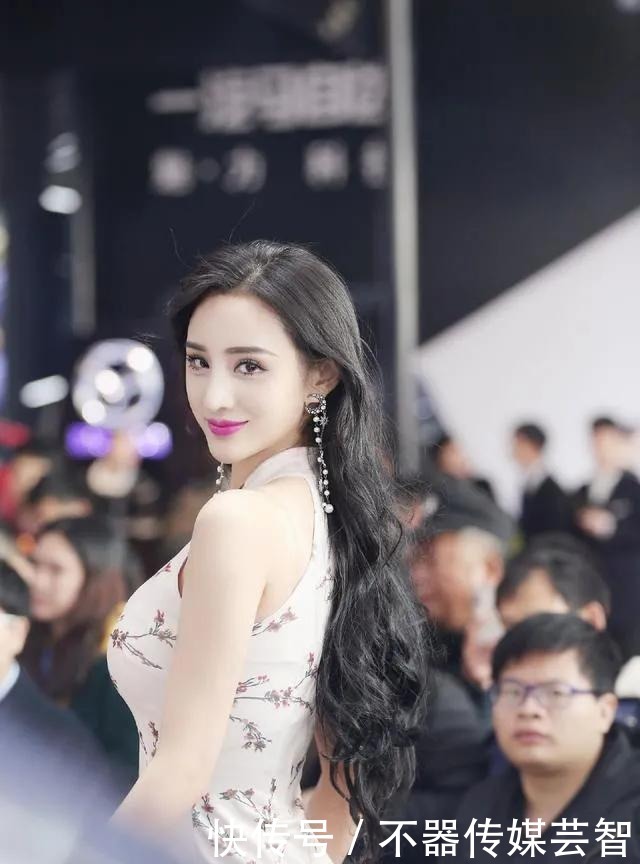 丝巾|黑色皮衣搭配红白相间的丝巾,凸显时尚感