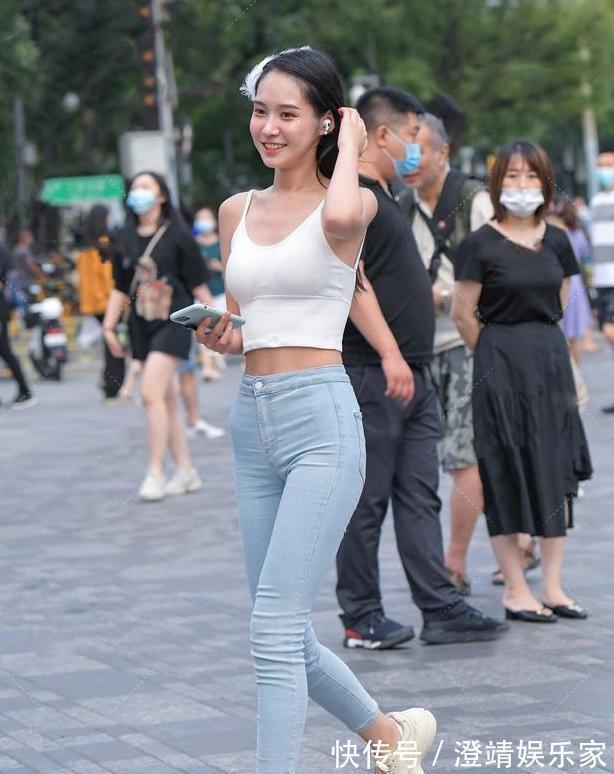 吊带|时髦女孩任性,穿牛仔裤搭配吊带,演绎青春个性之美