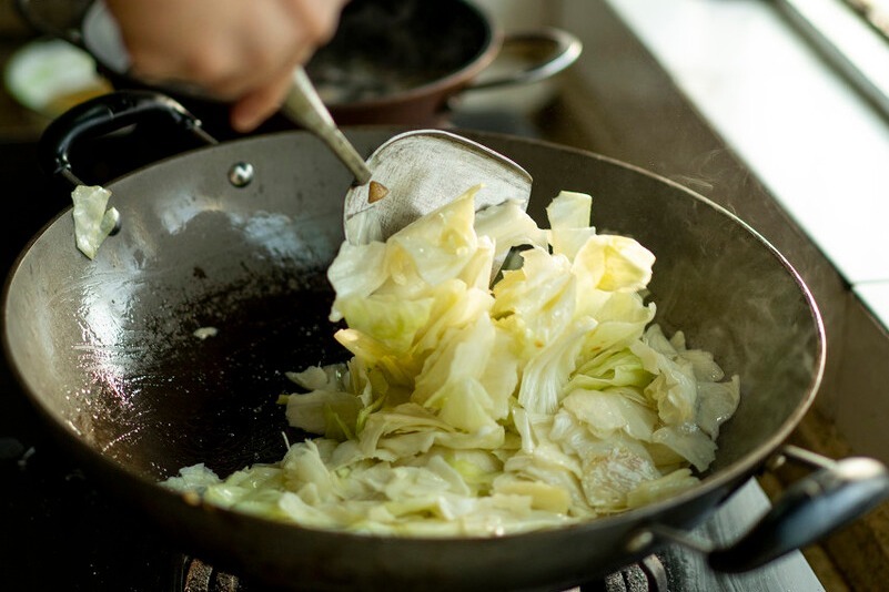 手撕包菜|做手撕包菜,不要直接下锅炒,多加1步骤,又香又脆,吃着真下饭