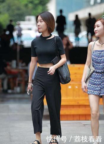 红色露脐上衣搭配时尚“皮裤”减龄又“不显肉”，显高显气质