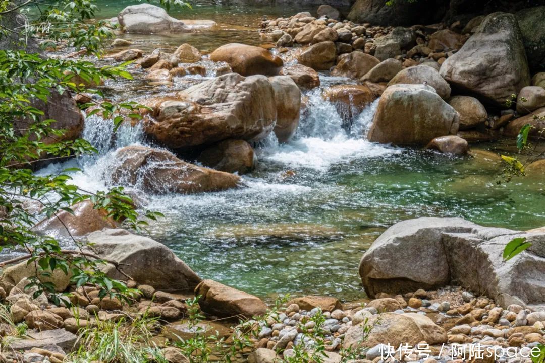 夏腊梅 游览“浙西小黄山”，这里的溪涧尤其适合在夏天玩耍