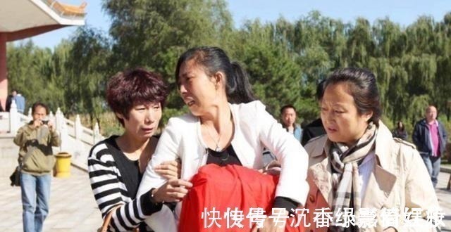 对联!火葬场贴一对联,上联“早来晚来早晚得来”,看了下联让人不舒服