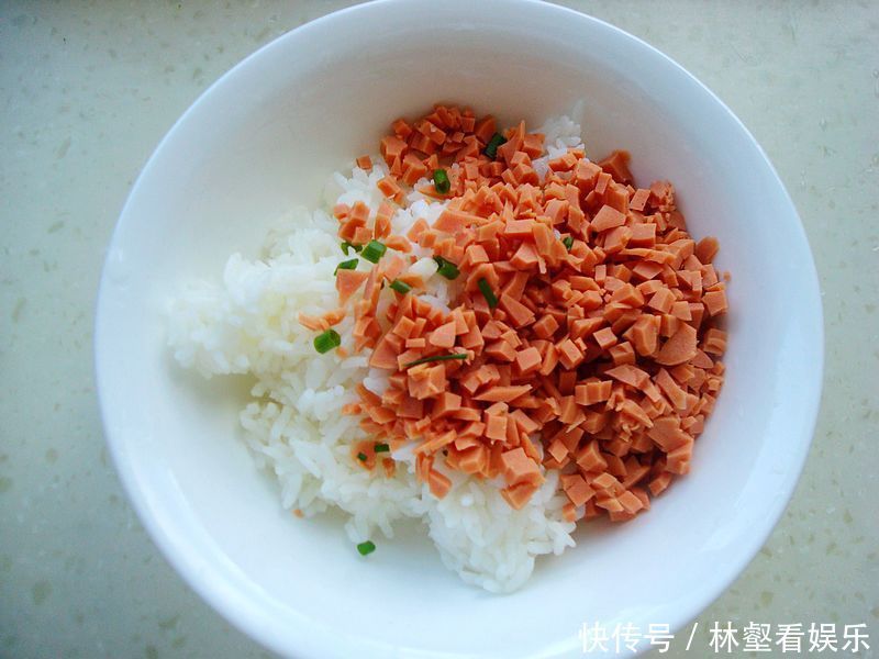  傻傻的|剩米饭别再傻傻的炒了，教你一招，比饺子都好吃，早餐也有了