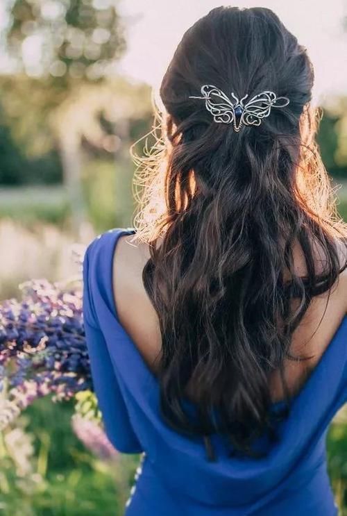 最简单的发型，配上最有创意的发饰，这个春夏，做最水灵的女孩