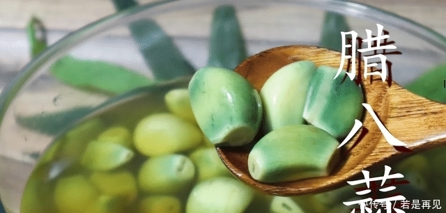 腌腊八蒜时,直接放醋就错了,教你正确腌法,酸脆开胃易保存