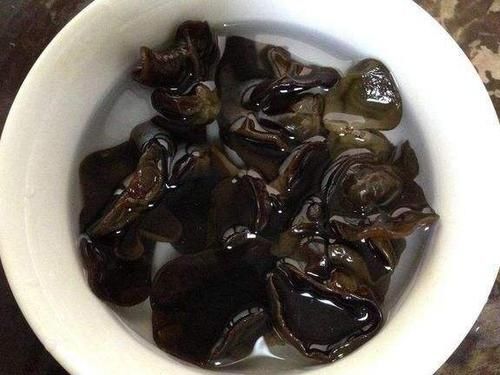 泡木耳用凉水还是温水？多加这一步，细菌污垢自动掉