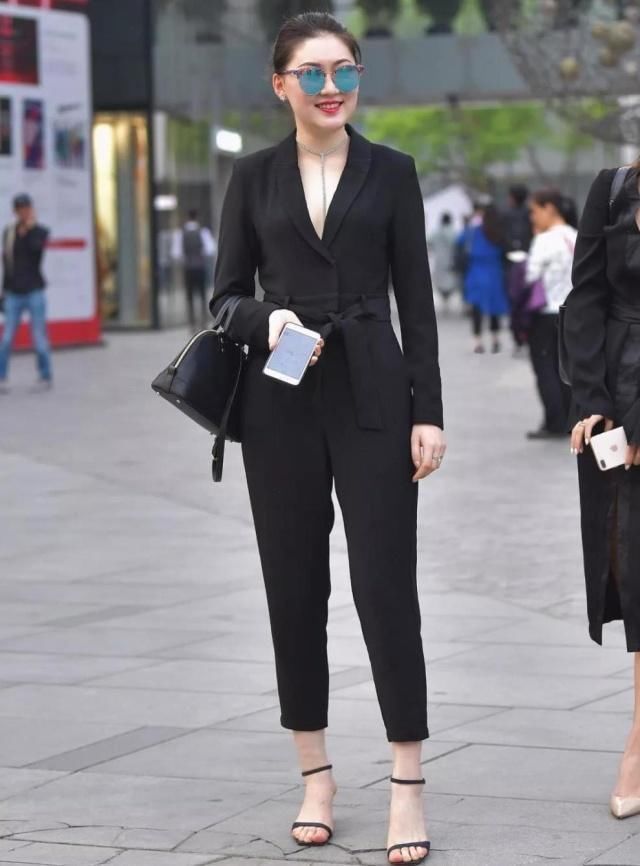 装扮 美女黑色系的装扮显瘦显气质,能为你带来不一样的酷感