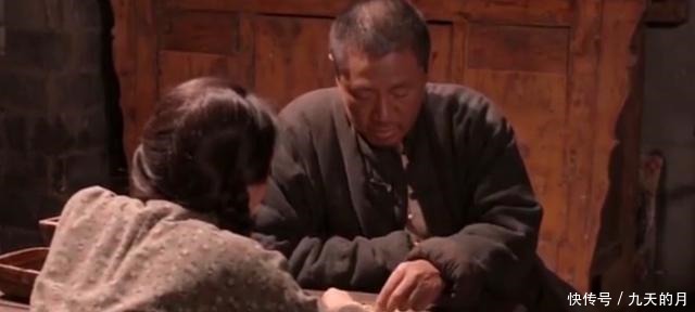 祖传|老人带祖传宝刀去鉴定,刀上刻着4字,专家看后忙问您父亲是!