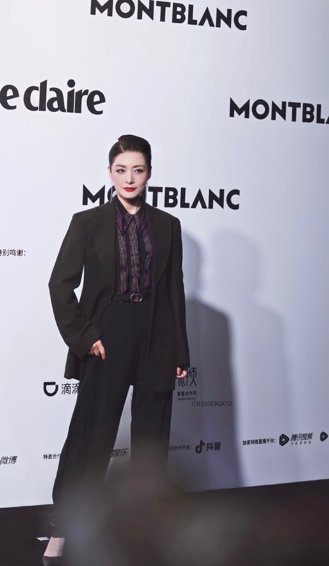 气场|周涛罕见“耍帅”,一身黑色西服套装干练利落,知性又有气场