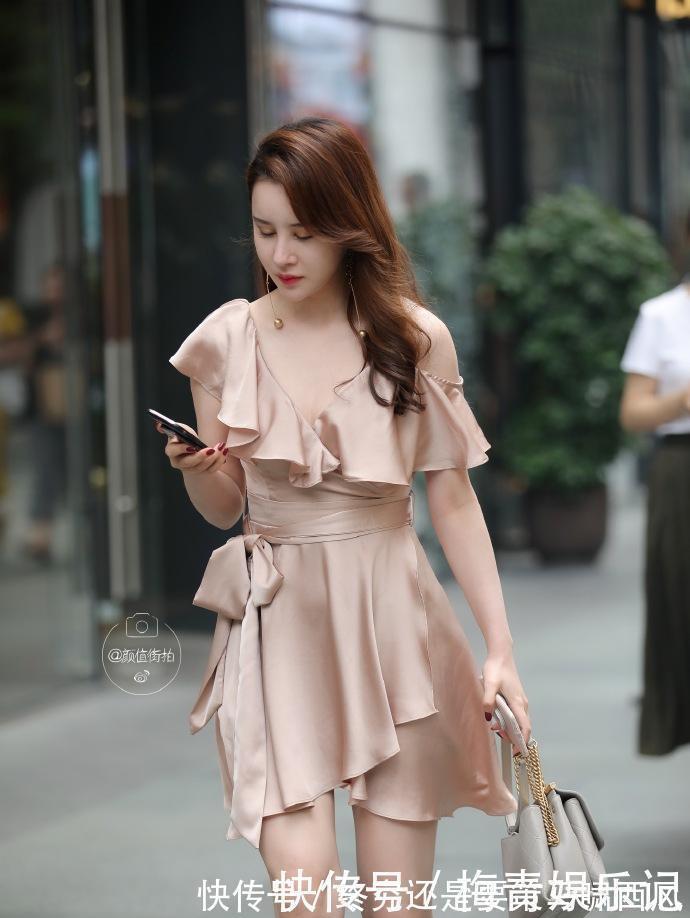凹凸曲线 短裙的美丽清爽简单,走起路来到处都是漏风