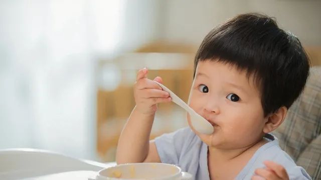 咀嚼|什么时候给宝宝添加固体食物这些细节要注意,尤其是咀嚼能力