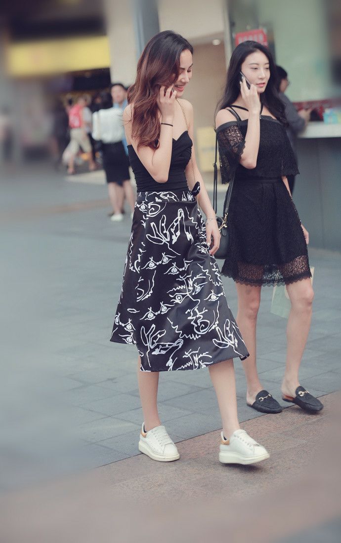 街拍图5披肩黑色包带娇娆婀娜,图4俏皮的表情惹人爱!