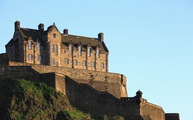 老年|爱丁堡城堡也是石头色，显得很旧很古老，感觉不到皇家的气派