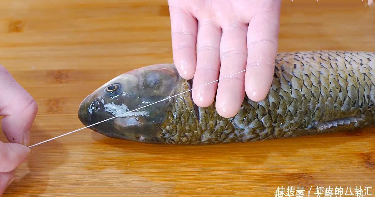 把一整条鱼放进电饭锅里，头一次见这种做法，鱼肉出锅后满屋飘香