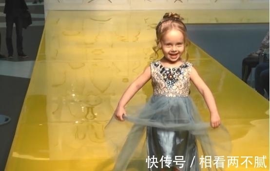 走秀|俄罗斯萌娃走秀走到一半,突然掀起裙子,网友:萌的我一脸血