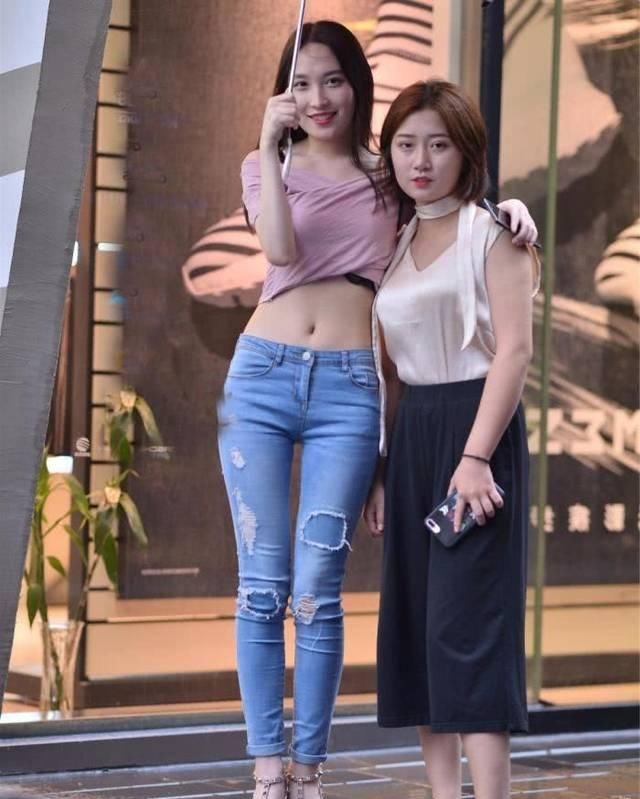 街拍美女这款衣服非常显高挑，腰部细节很漂亮掩藏身材不足