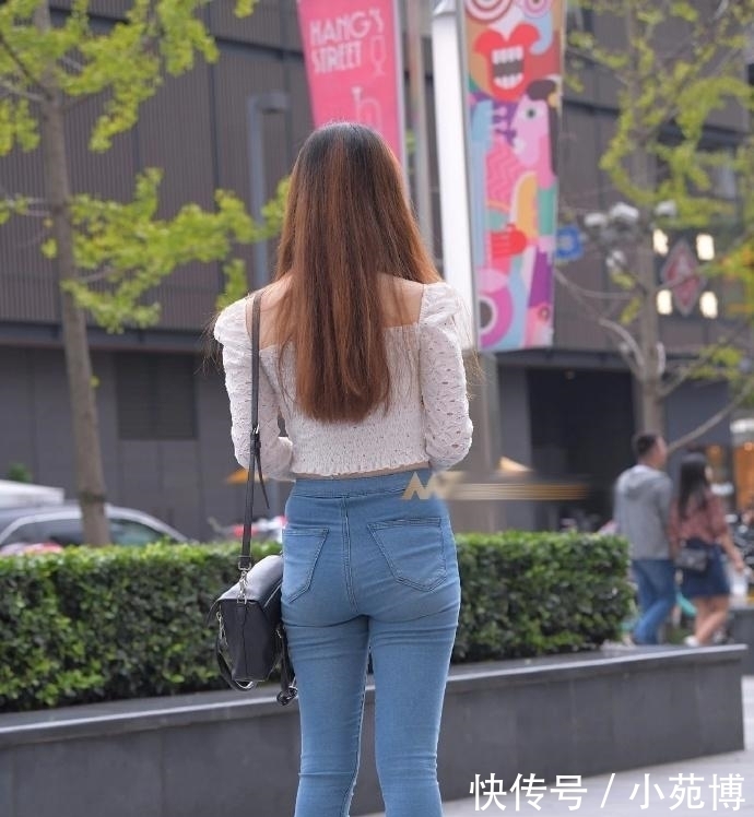 展现|紧身裤都救不了“塌臀”,大神穿低腰,肚脐以下都是腿
