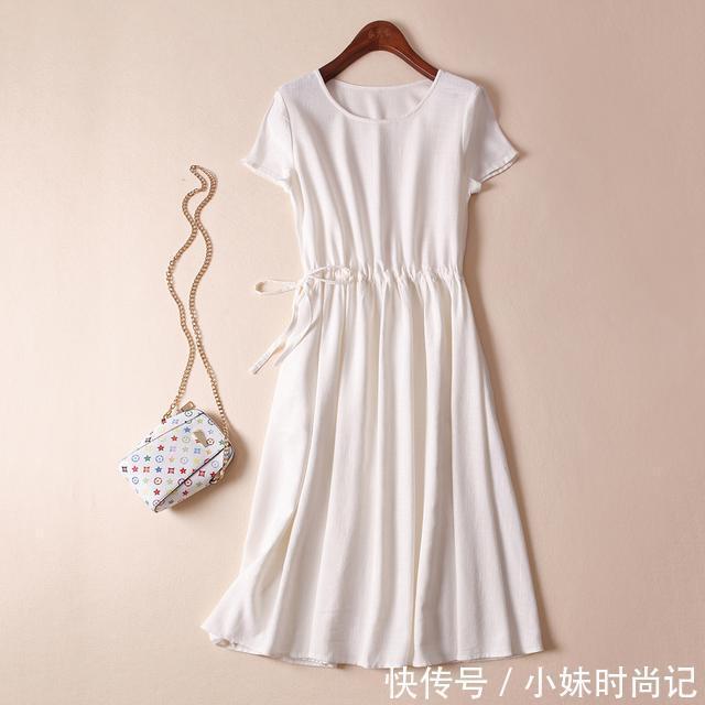 瘦真丝 深色系的连衣裙,女人尊贵文艺的腔调又很倾城