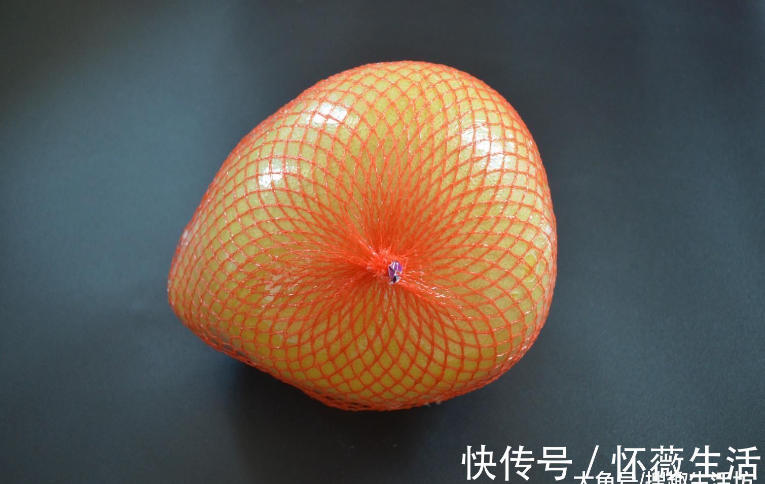 柚子上的网套别扔掉了, 放在卫生间里有大用处, 看完你会感谢我的