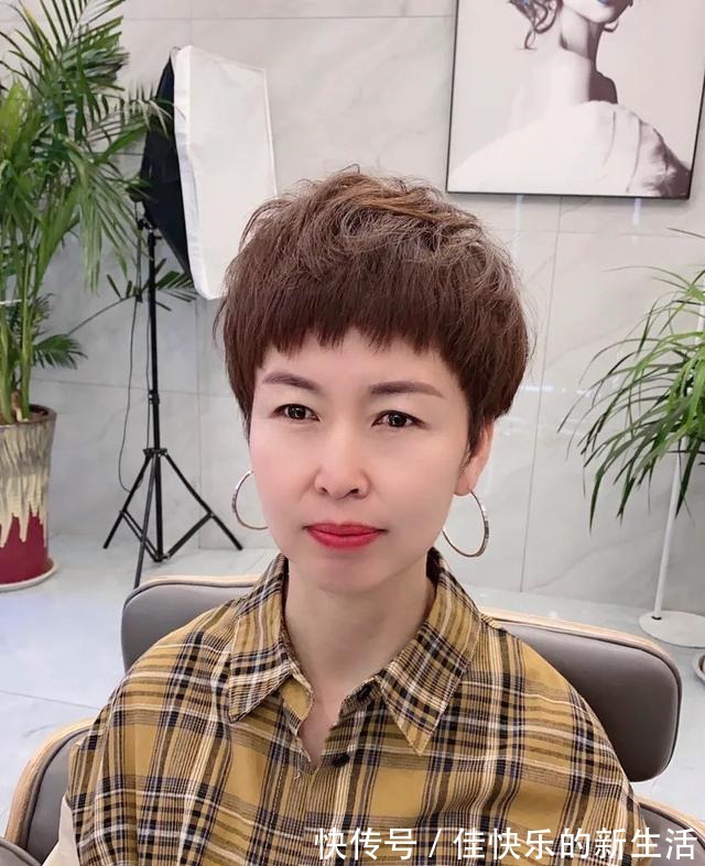 洋气 40岁左右的女性,发型这样剪,时尚年轻不老气!