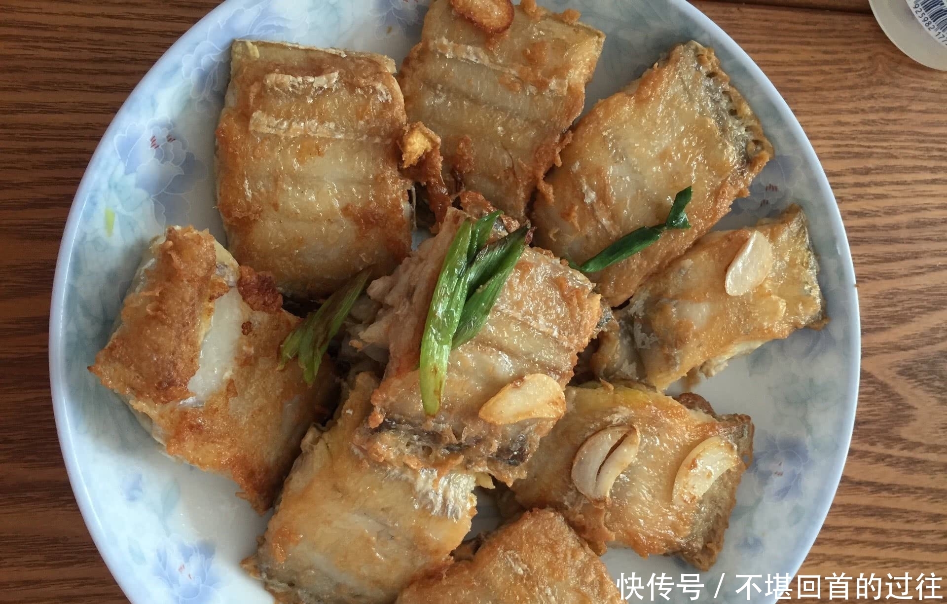 老厨师:炸带鱼别直接下油锅!多加“2步”,带鱼香酥软嫩