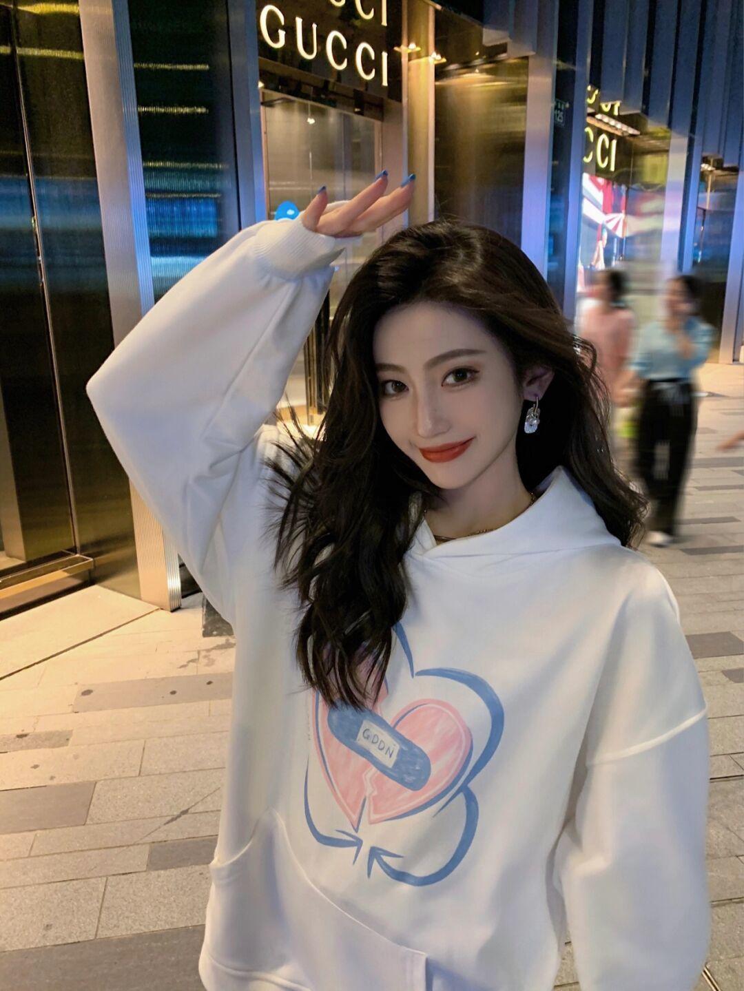 克莱因蓝|不挑年龄的“休闲风”,借鉴几个实用的技巧,卫衣也能穿出潮流感