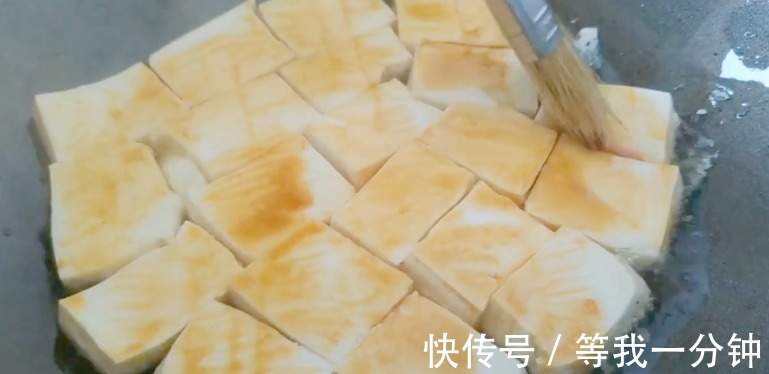 豆腐新吃法，不炒不炖不凉拌，撒点调料，鲜香美味，外酥里嫩